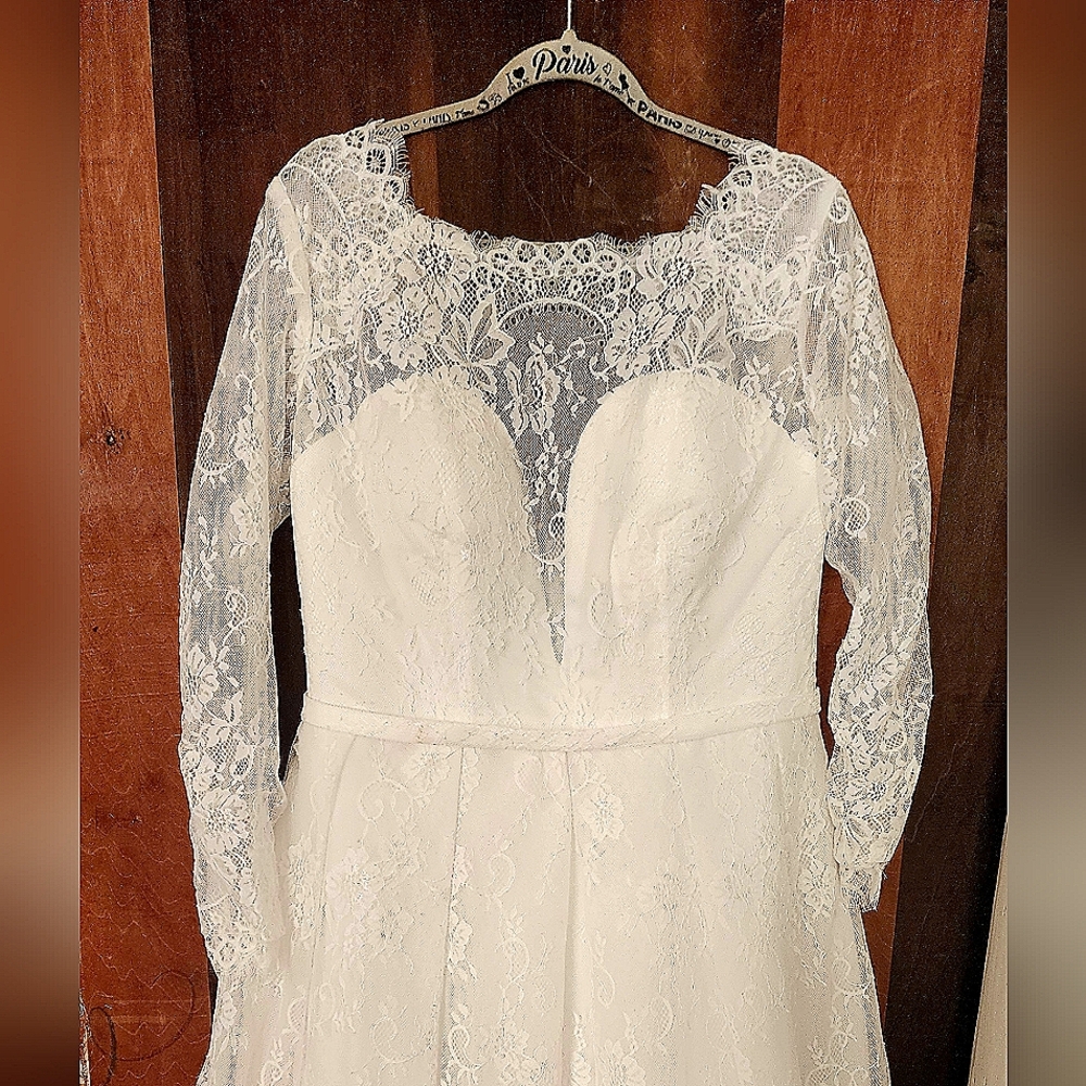 NWT WEDDING DRESS SIZE 14W-18W